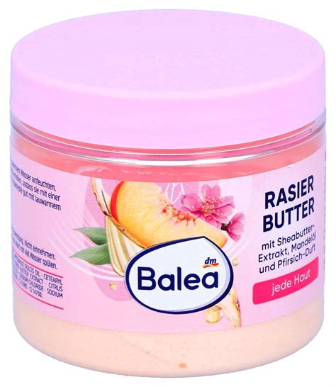 Žena si holí nohu s Balea gélom na holenie