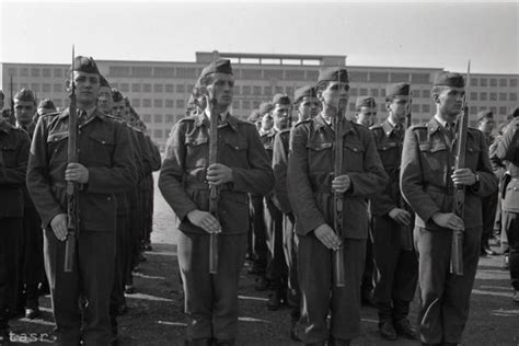 Vojaci Československej ľudovej armády v uniforme