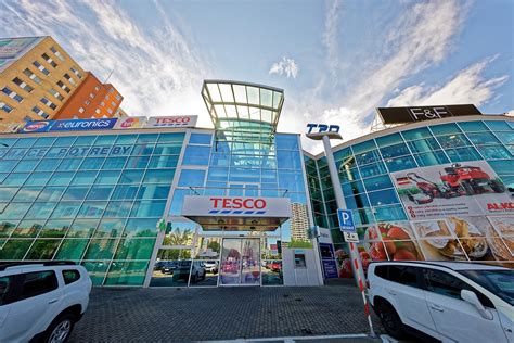 budova obchodného centra Tesco v Petržalke