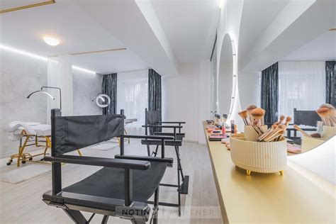 Študenti poskytujúci beauty služby seniorom