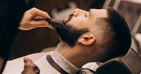 Muž s upravenou bradou v barber shope