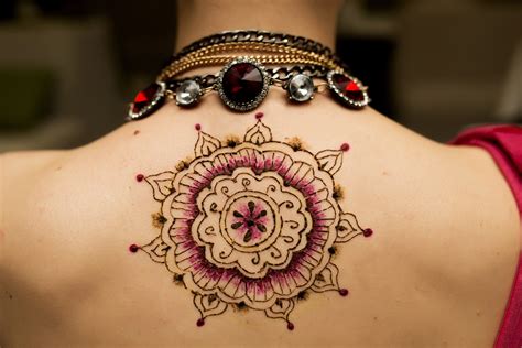 Tradičné tetovanie hennou (mehndi)