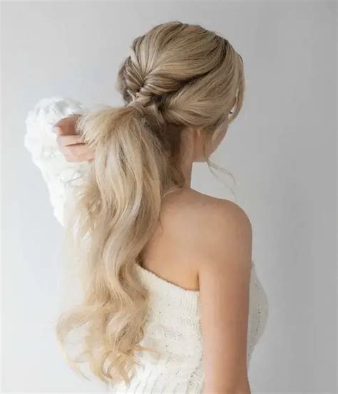 účes typu konský chvost pre večernú eleganciu