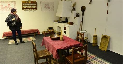 návštevníci v múzeu počas noci múzeí