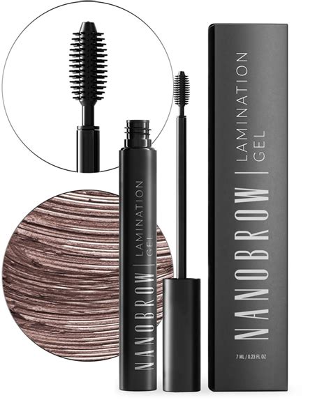 Detailný záber na precízne upravené obočie pomocou kozmetických produktov