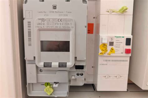 Porovnanie efektu púdrového tieňa a jemnej linky ceruzkou