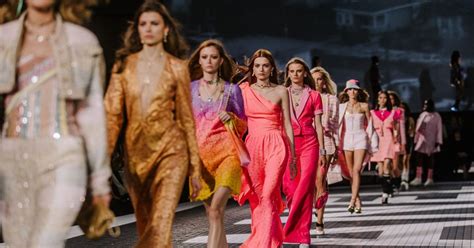 Módna prehliadka s modelmi účesov