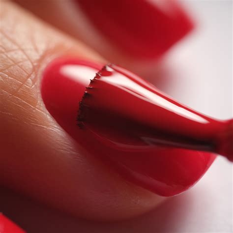 Detail ženských rúk s upravenými nechtami