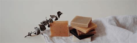 Rozdiel medzi tuhým šampukom a mydlovým šampónom