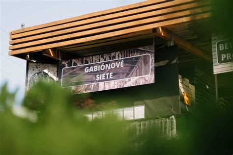 Exteriér kaderníckeho salónu Team Senica