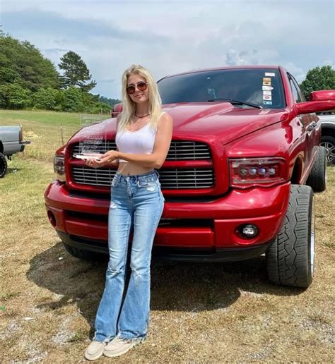 Lindsay Bercosky opravuje motor trucku
