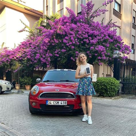 Zuzana Hrádeková pri svojom fialovom Mini Cooperi