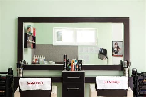 virtuálny kadernícky salón s rôznymi nástrojmi pre úpravu vlasov