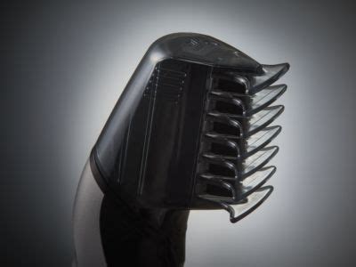 detailný pohľad na nasadzovanie hrebeňa na hlavicu strojčeka