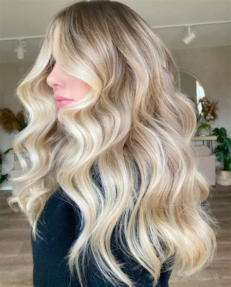 Žena s prirodzenou balayage blond účesom
