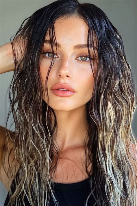 Žena s uhladeným wet look účesom
