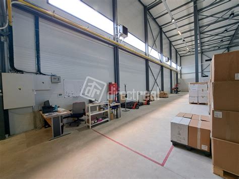 Chladiaci sklad s jogurtmi a syrmi