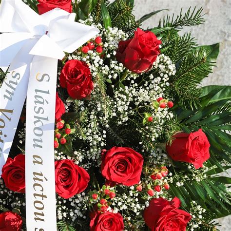 Veniec z červených kvetov na dlhých vlasoch
