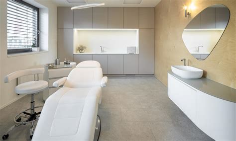 Interiér moderného barbershopu s atmosférou relaxu