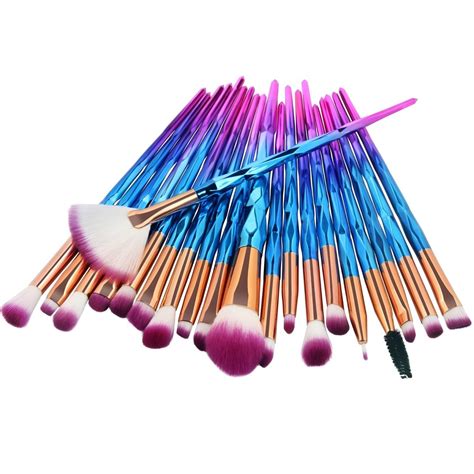 Rôzne typy štetcov na make-up pre tvár