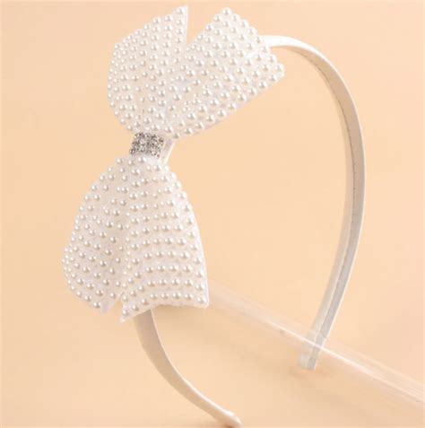 doplnky do vlasov ako čelenky a sponky v kombinácii s krátkym strihom