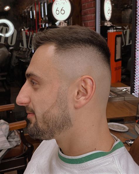 Spokojný zákazník po úprave v barbershope