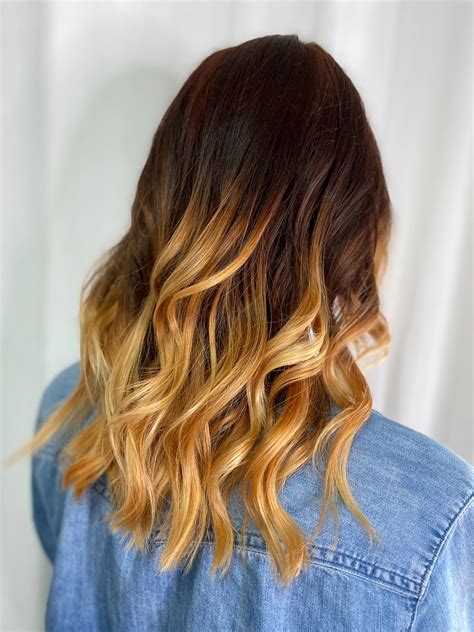 Žena s modernou balayage technikou vo vlasoch