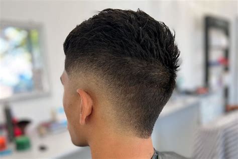 Muž s trendy Burst Fade účesom