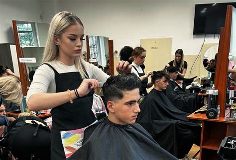 Šikovný kaderník pri práci s farbou vlasov
