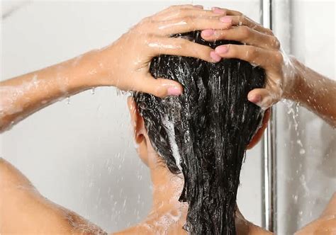 Žena si umýva vlasy