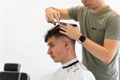Barber strihajúci muža v modernom barbershope