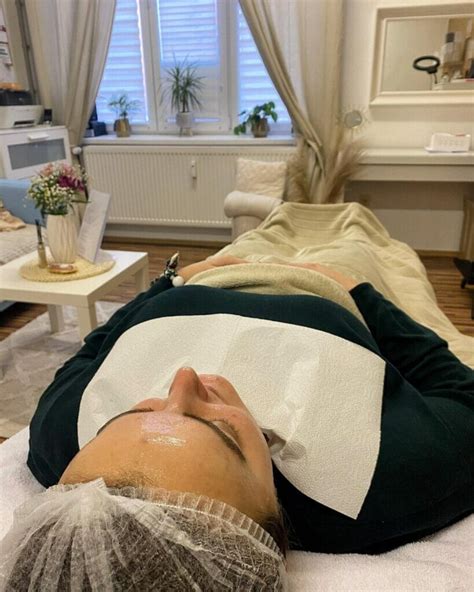 Žena podstupujúca ošetrenie pleti v kozmetickom salóne