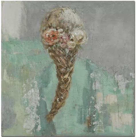 Žena s elegantným zapleteným copom