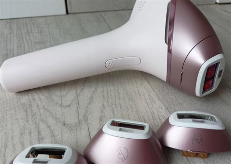 Žena používajúca IPL epilátor na nohu