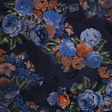 Detail látky so zeleným kvetinovým vzorom na šatách