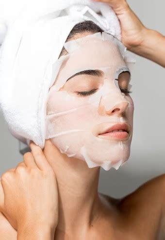 Muž si dáva pleťovú masku