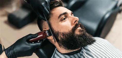 Barber v procese úpravy fúzov klienta