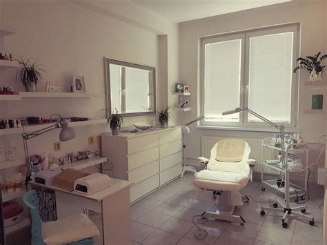 Odborná kozmetička pracujúca s klientkou v estetickom salóne