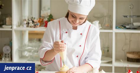 Študentka strihá vlasy pod dohľadom majstra odborného výcviku.