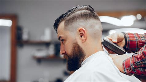 Fotografia rôznych moderných pánskych účesov (klasický, moderný, buzz cut)