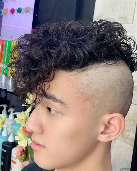 Príklady modernej pánskej trvalej (perm) a hair-tattoo