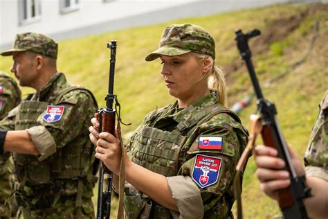 Zuzana Plevíková s prezidentom vo vojenskom výcviku