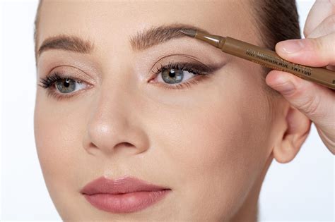 Schéma určenia línie obočia pomocou ceruzky