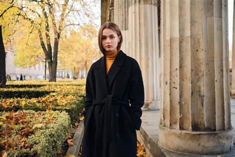 Detail rukávov a manžiet dámskeho kabáta