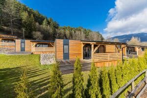 Exteriér penziónu s výhľadom na hory