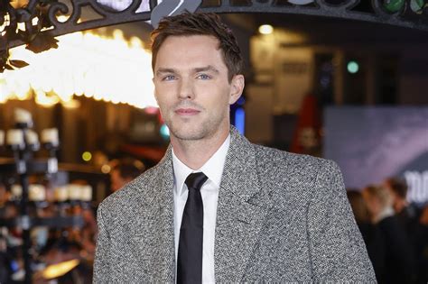 Nicholas Hoult s novým účesom na talkšou