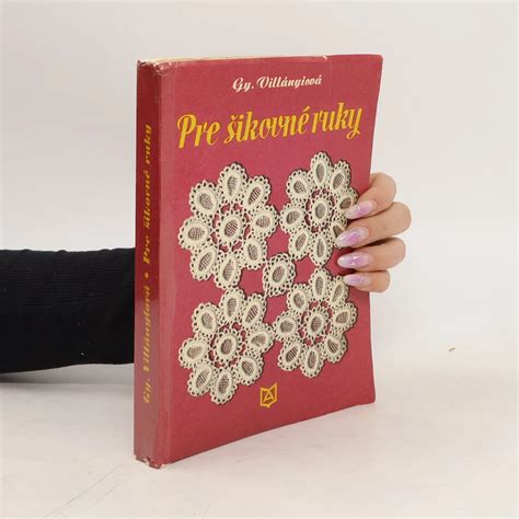 Šikovné ruky manikérky pri práci