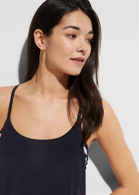 Žena s vrstveným bobom