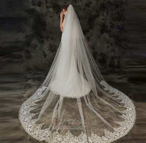 Nevesta s elegantným svadobným účesom a závojom