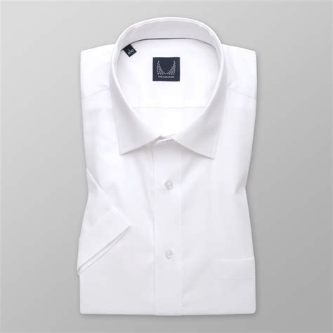 Pán v bielej slim fit košeli s oblekom